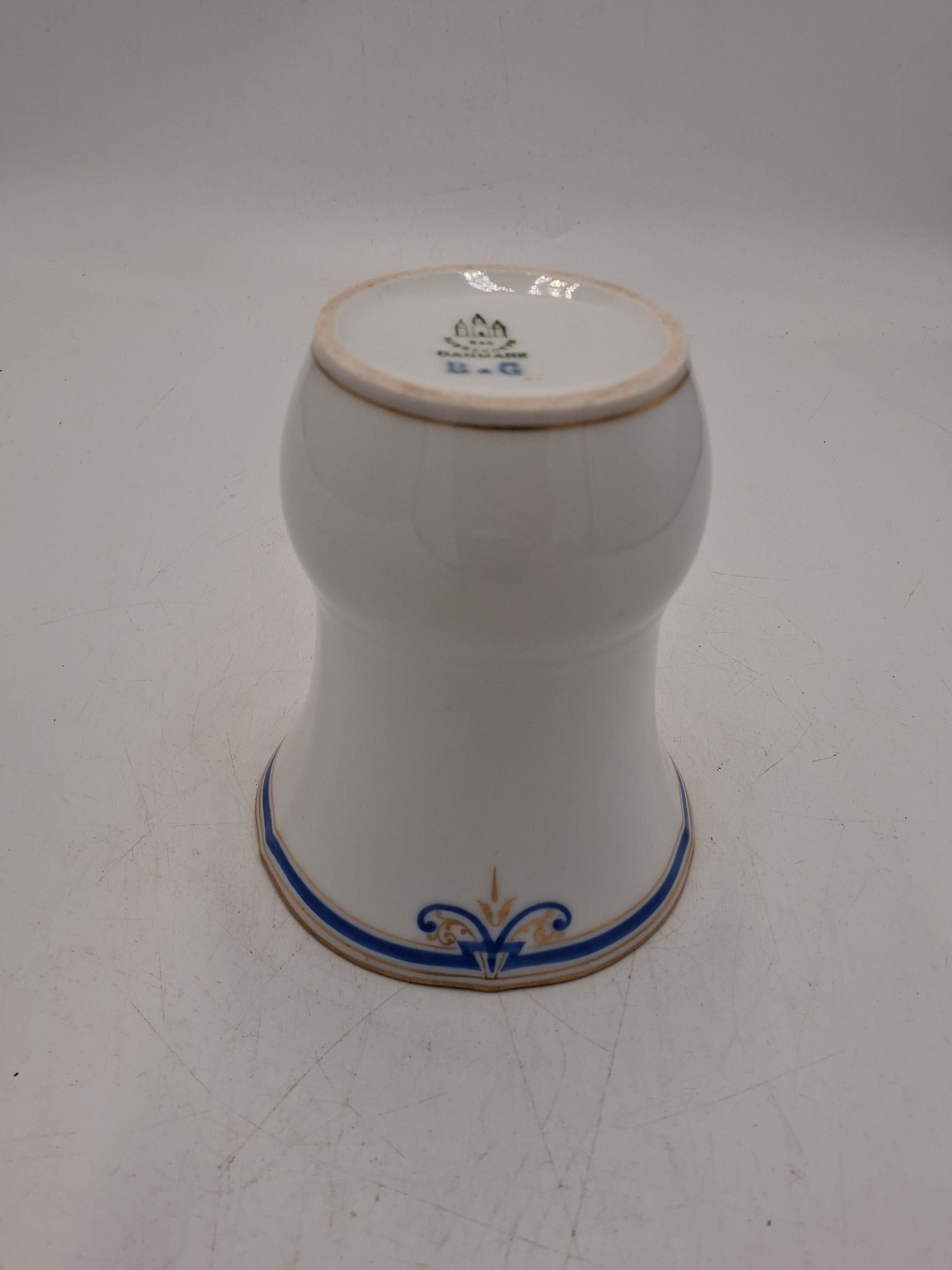 B&G lille vase i pocelæn med dekorativ sløjfe i blå farver, og guld kant.