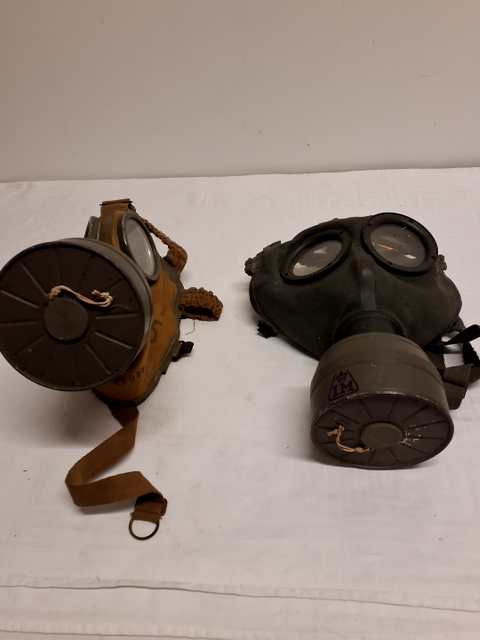 2 stk. gamle gasmasker