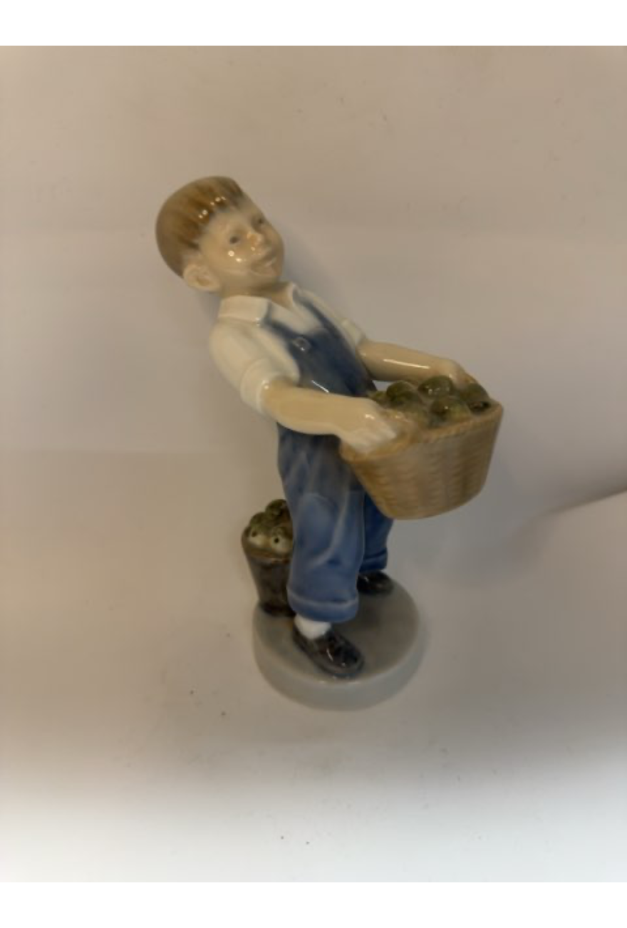 Figur drengen med æbler "Royal Copenhagen"