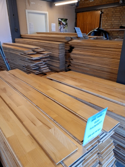 Klikgulv i ask lamelparket