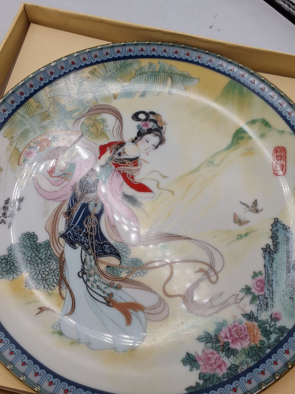 Håndmalede platter fra Kina med certifikater, 2 stk