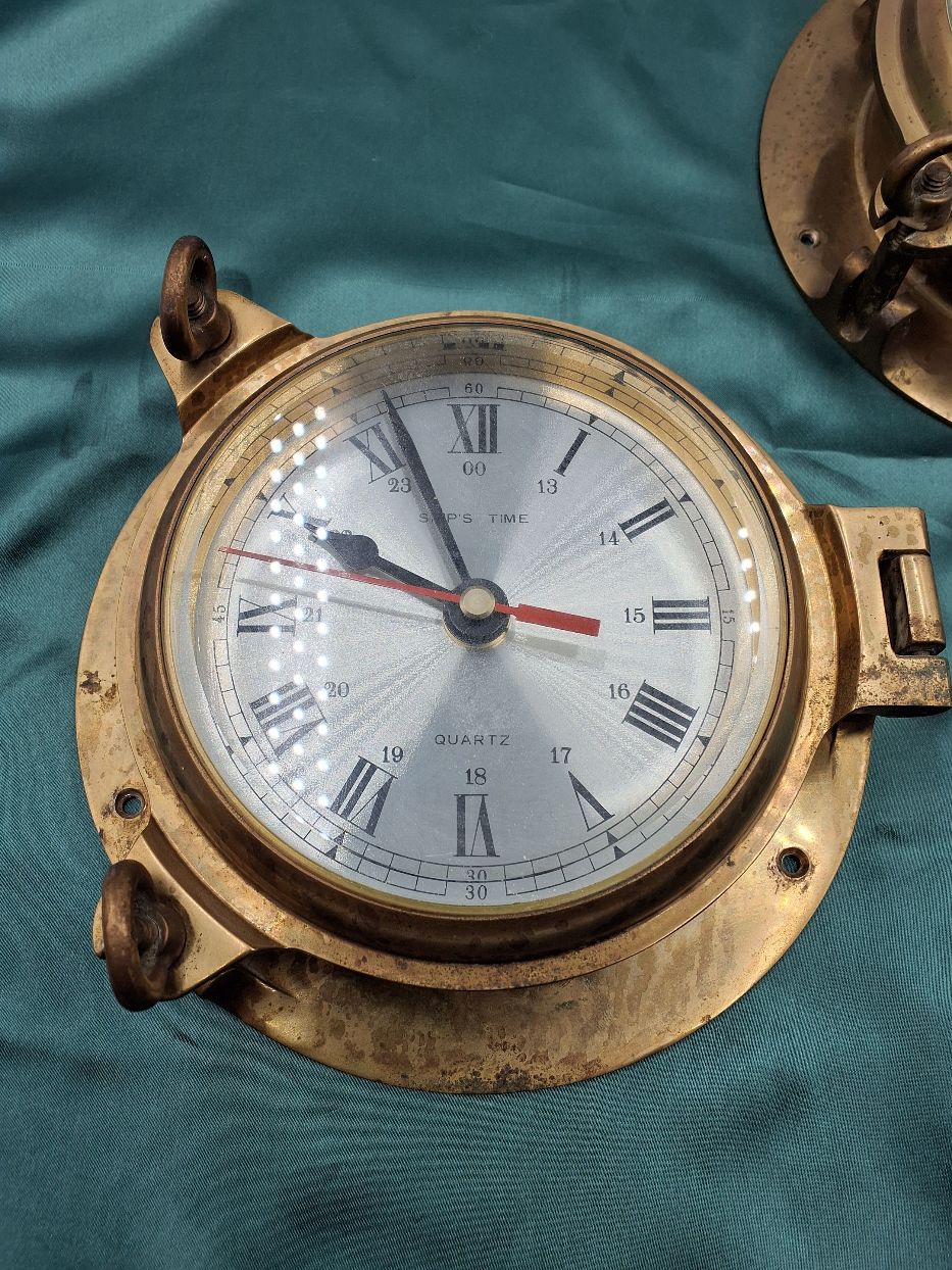 Messing skibsur og barometer