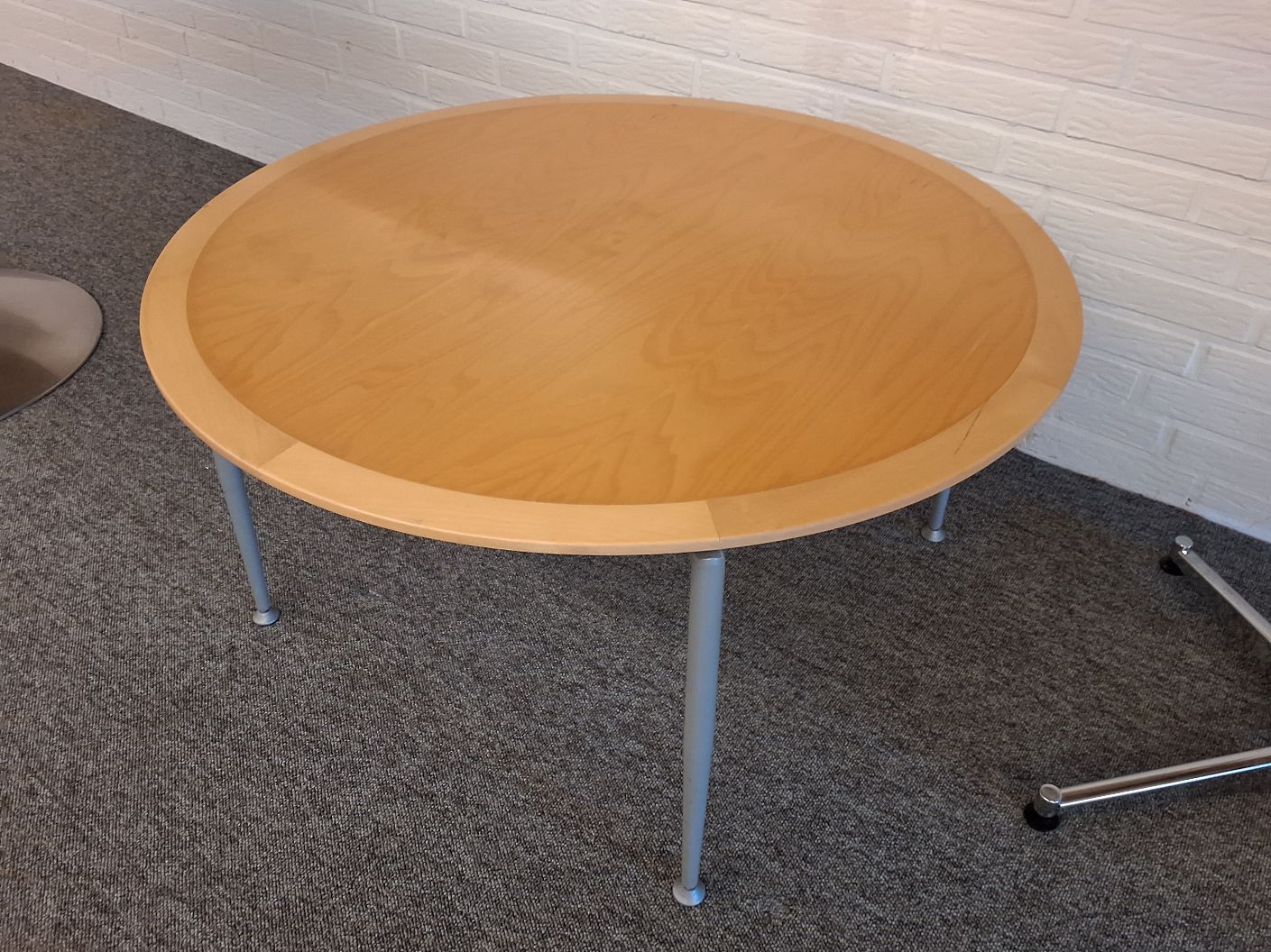 Lounge bord fra Kinnarps Ø 90 - 7116