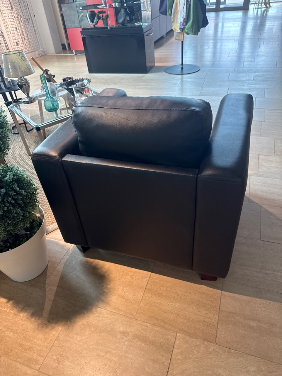 Lænestol i stilrent design sort