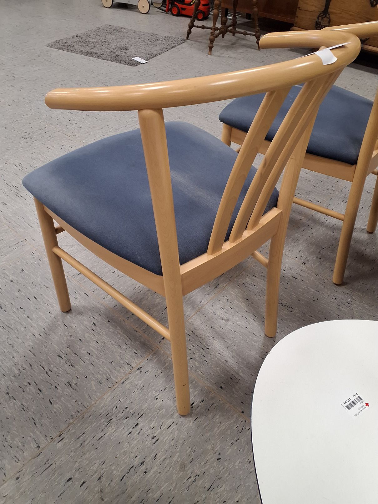 Lys træ stol med blåt sæde