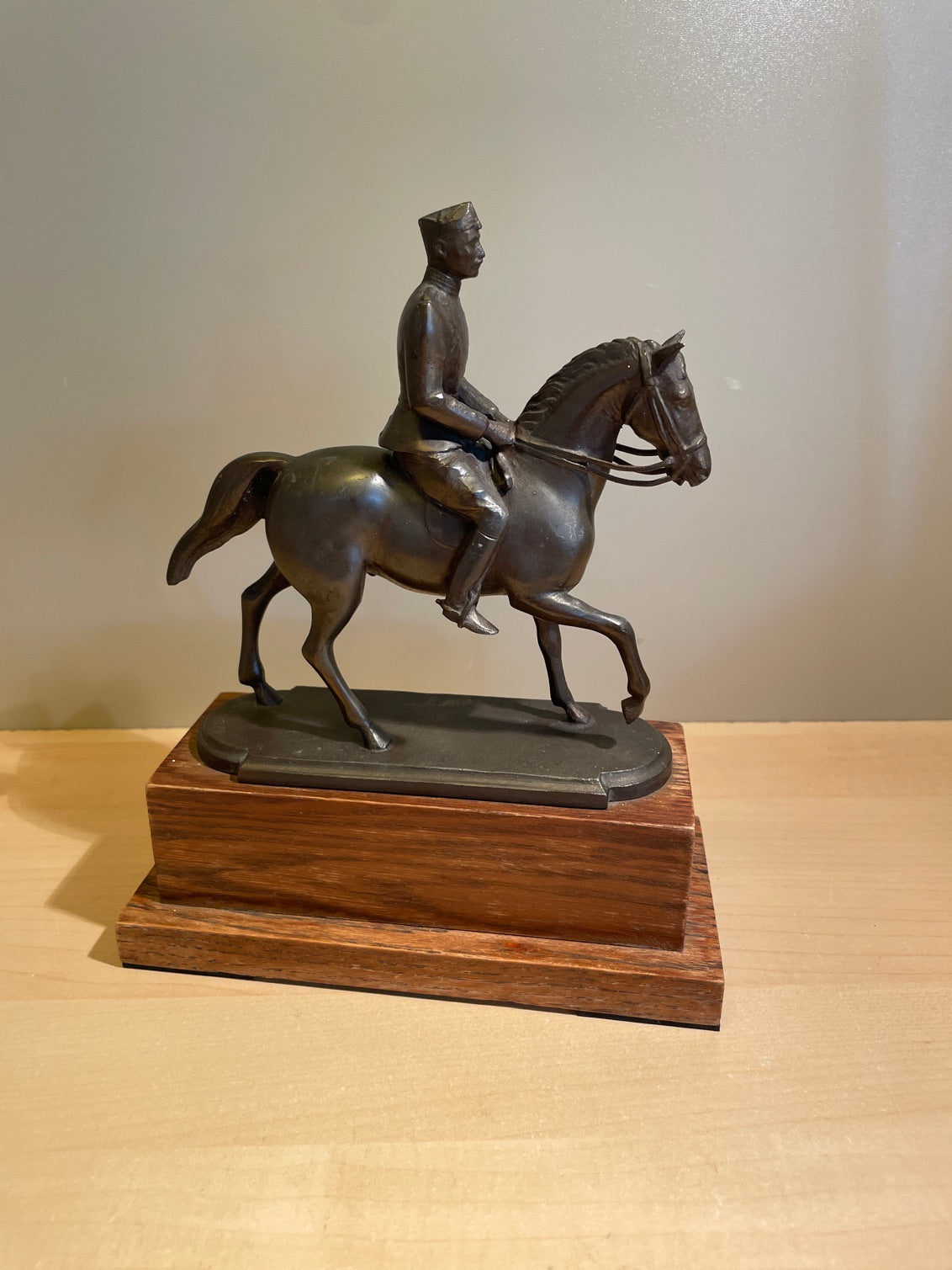 Christian X til hest. Bronzeskulptur