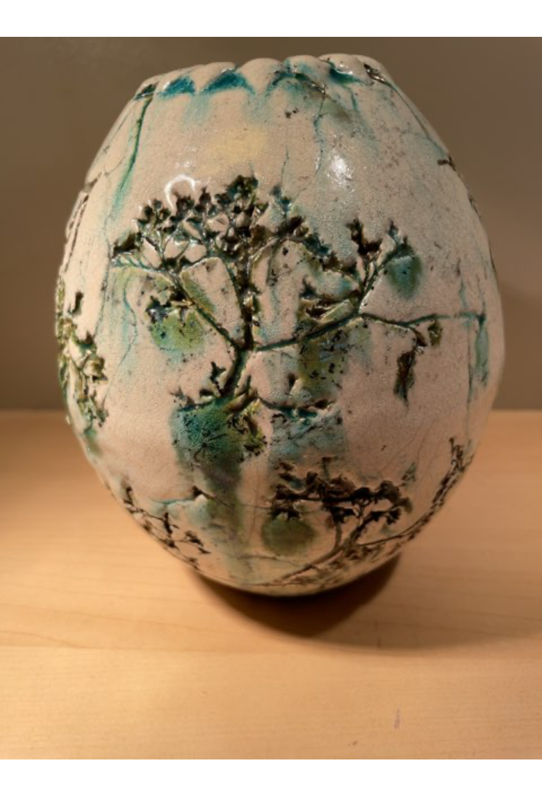 Fin keramik vase med grøn dekoration