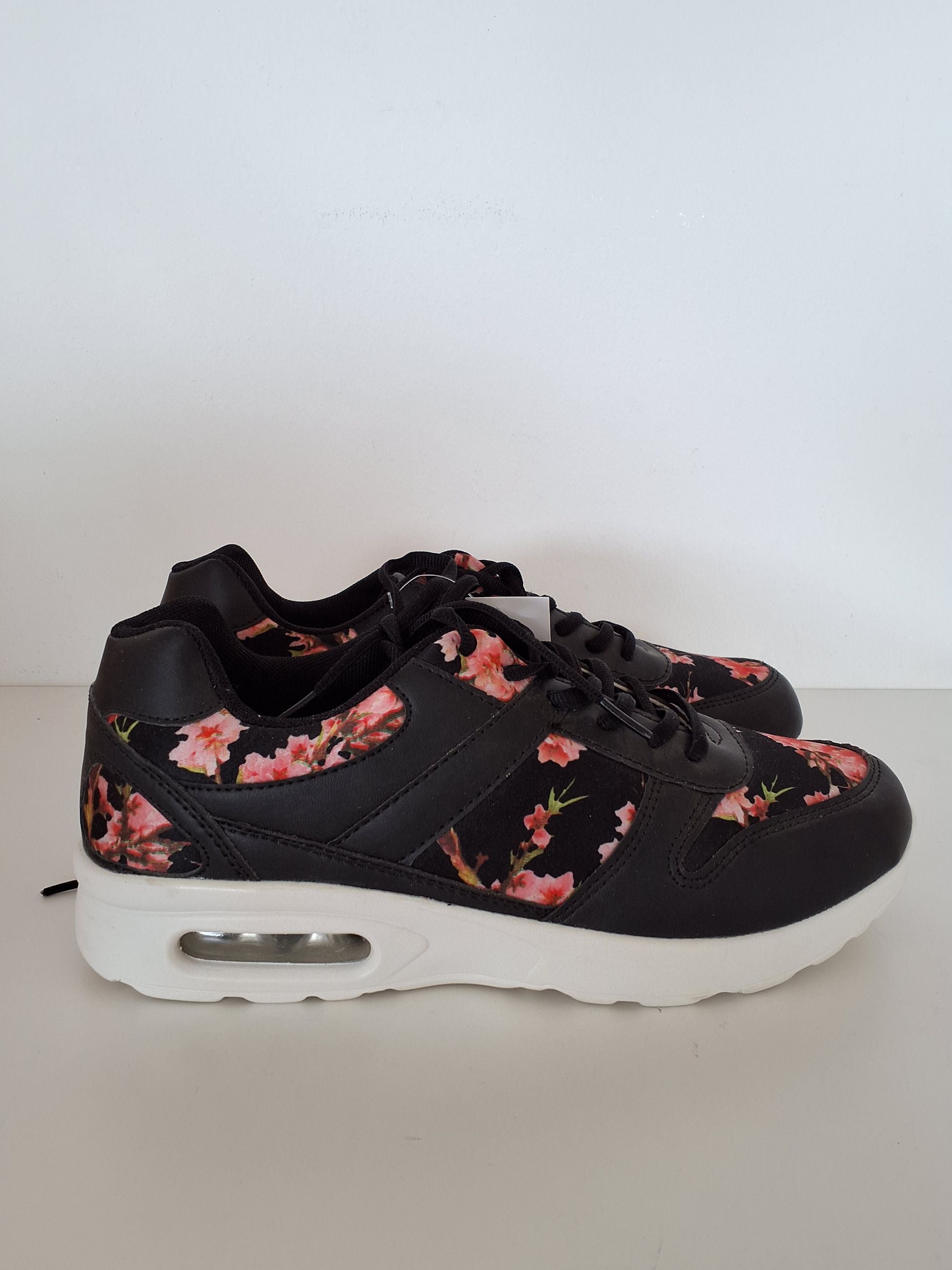 Sort sko med blomstermotiv