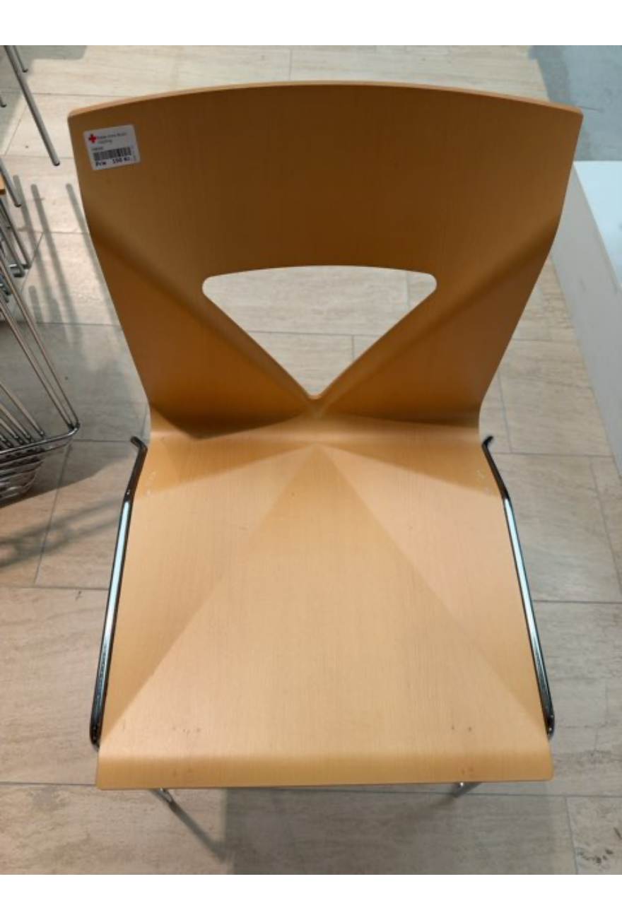 Stol i lyst træ og flot design