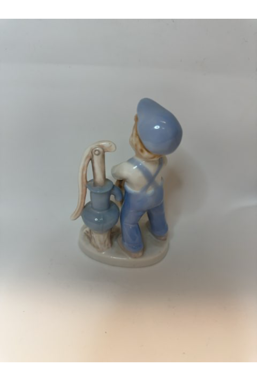 Figur dreng med spand