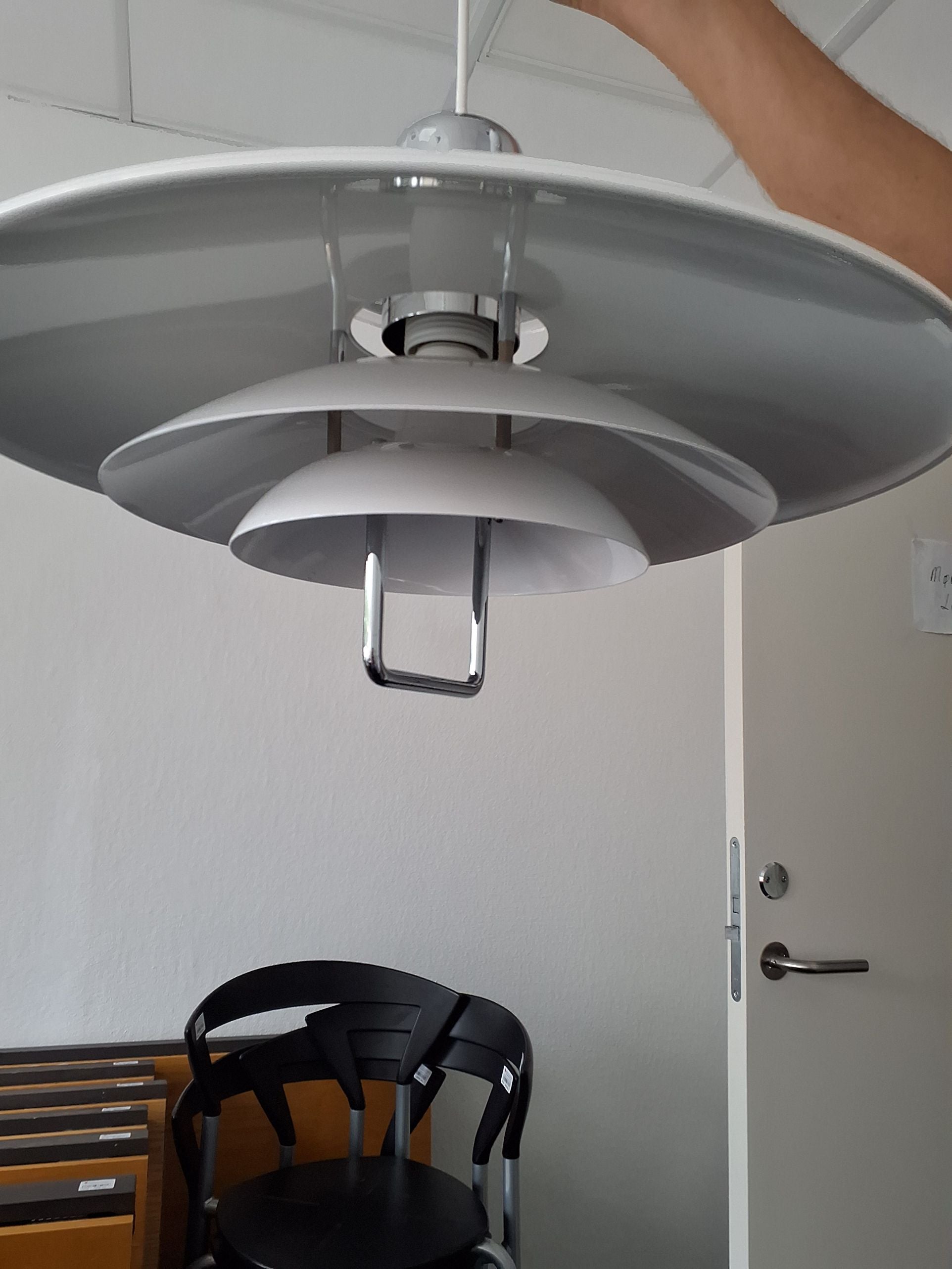 Hvid pendel lampe med chrome