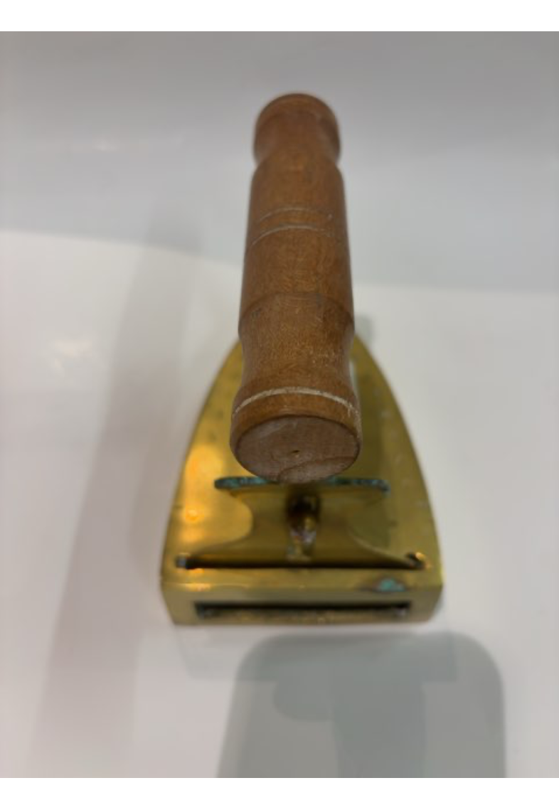 Gammelt messing strygejern