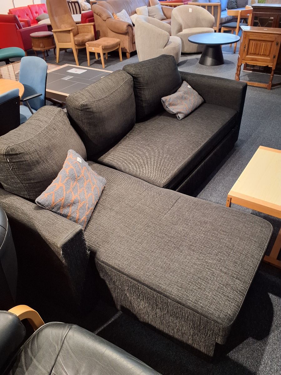 Sofa i sort stof