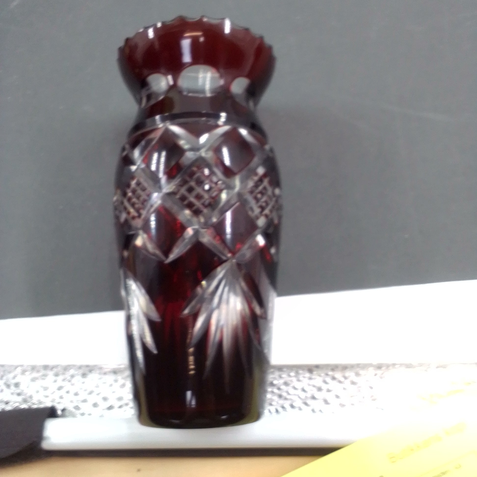 Rød krystal vase