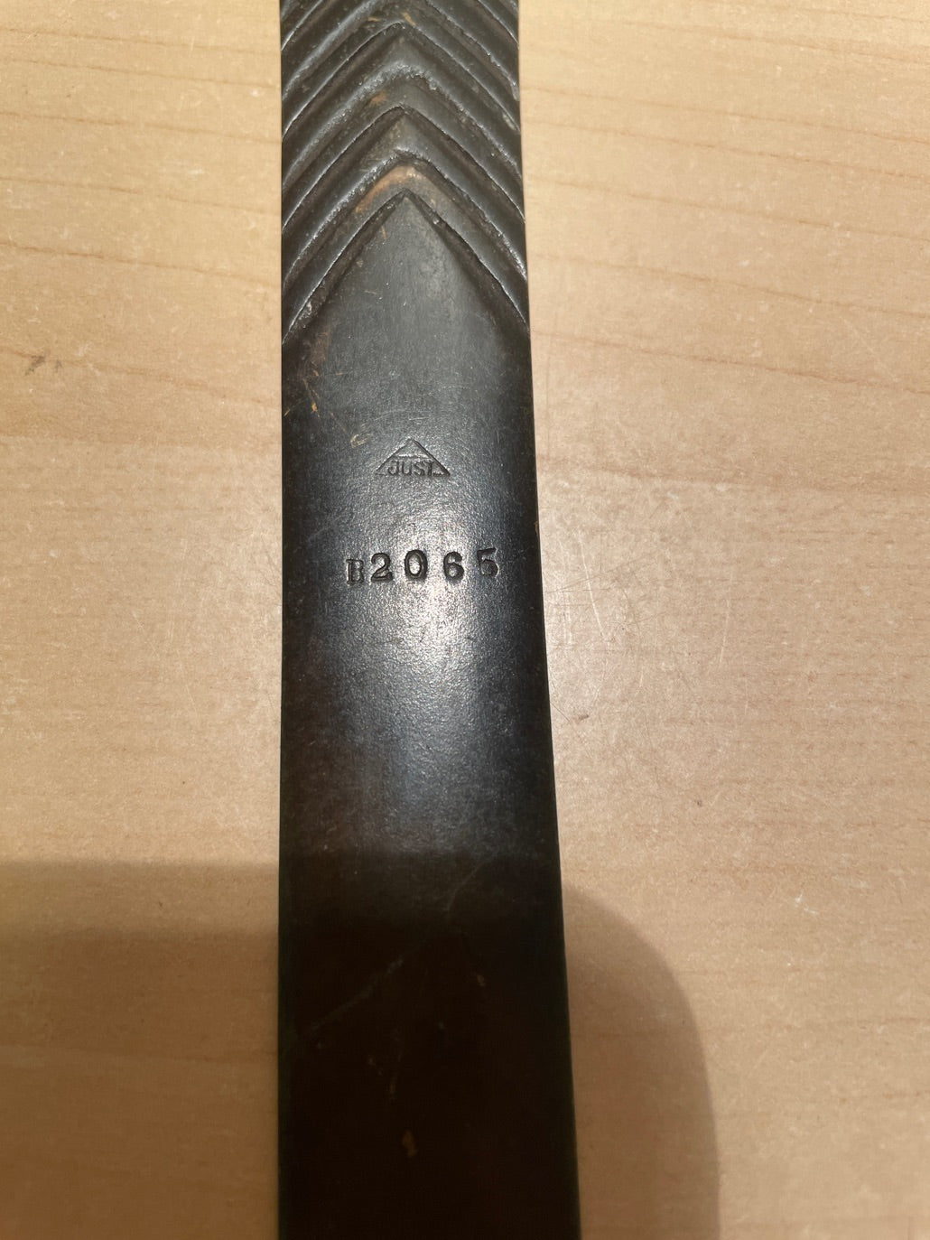 Brevåbner i grønpatineret bronze