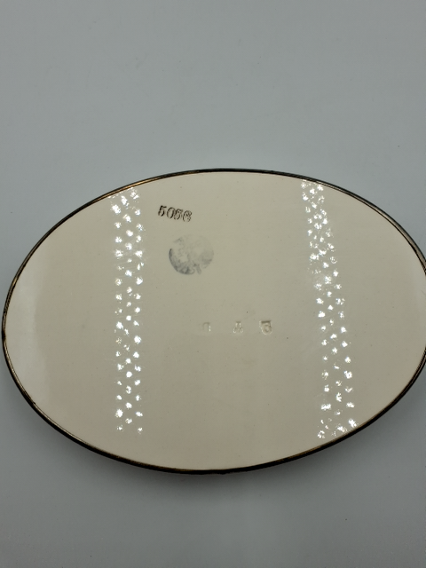 Bakke af porcelæn med kant af metal