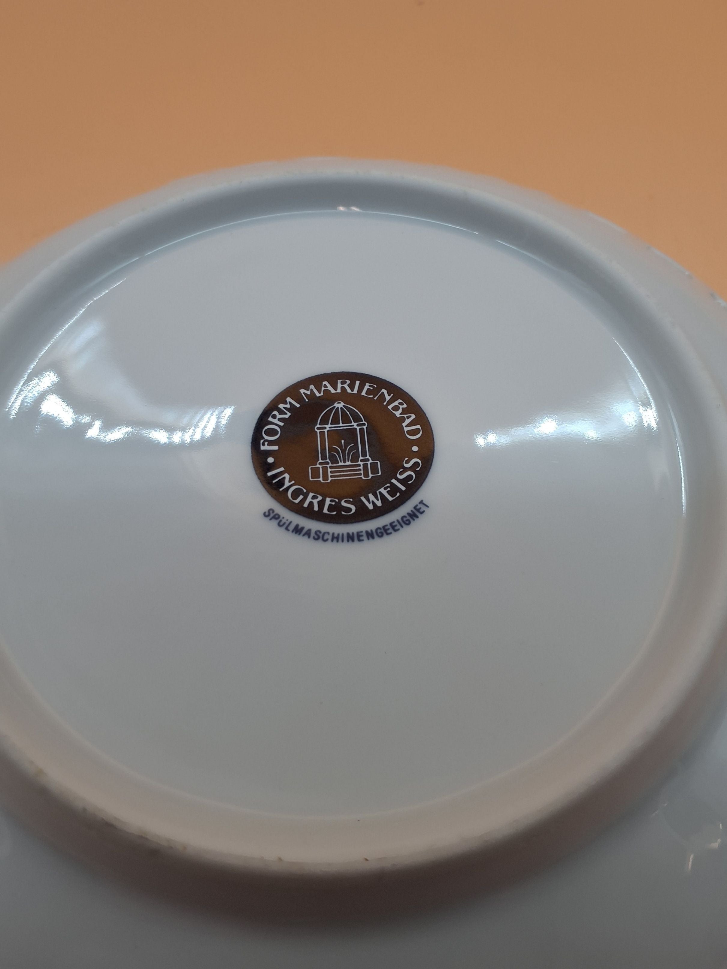 Porcelænsfad, muselmalet med kniplingsmønster