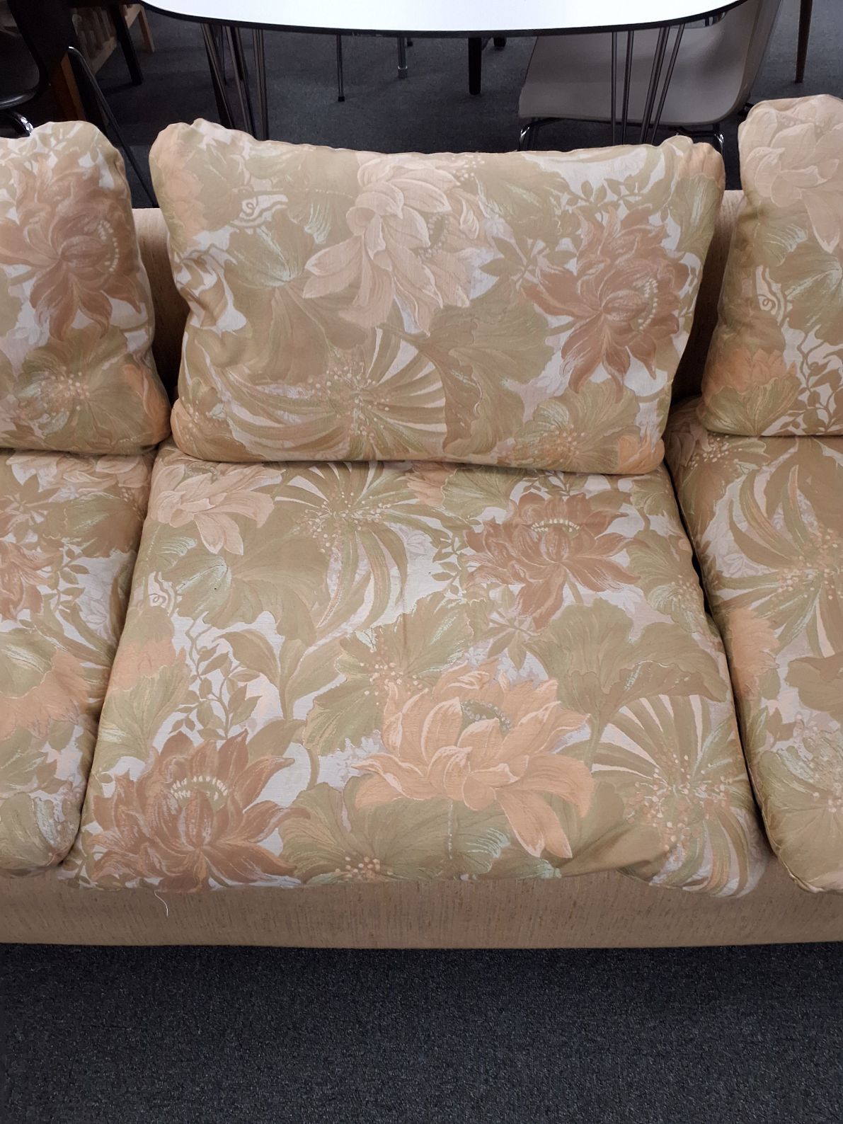 3 persons sofa i lyst blomstret stof