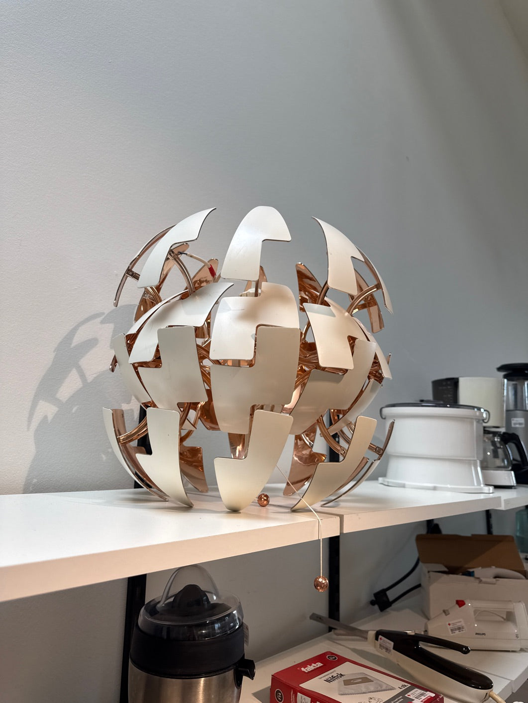 Moderne lampe hvid og kobber