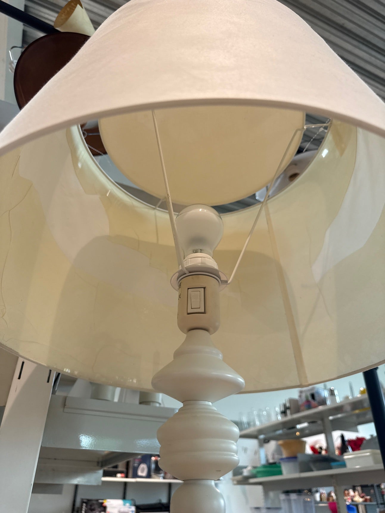 Lampe med sjov fod hvid