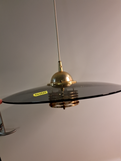 Messing lampe med røgvarer glasskærm svensk design