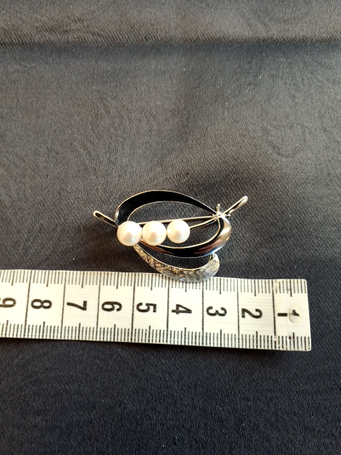 Mikimoto broche