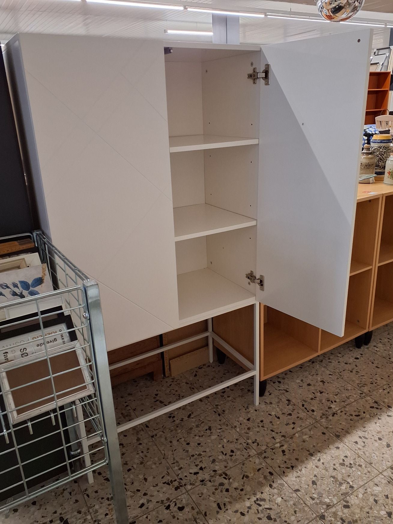 Skab med 4 flytbare hylde