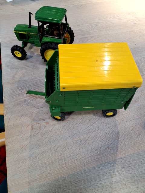 John Deere traktor med tilbehør. Gammelt legetøj for samlere.