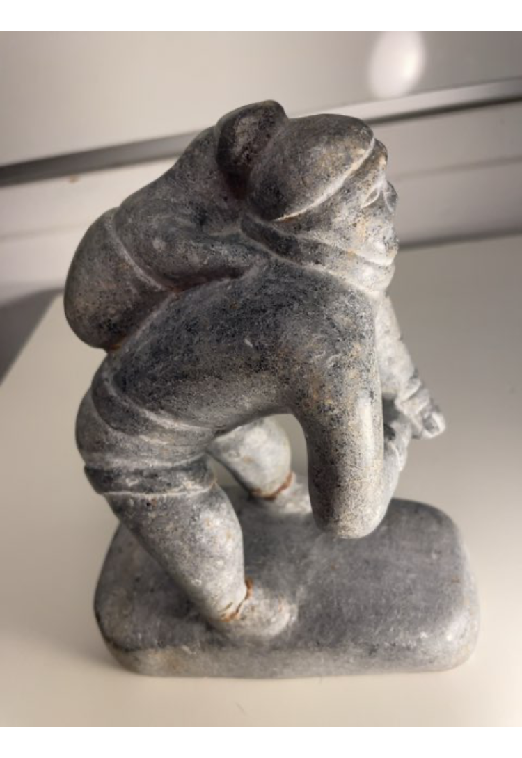 Fedtsten skulptur af kvinde med barn