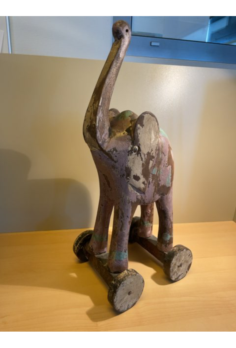 Håndskåret træ elefant på hjul