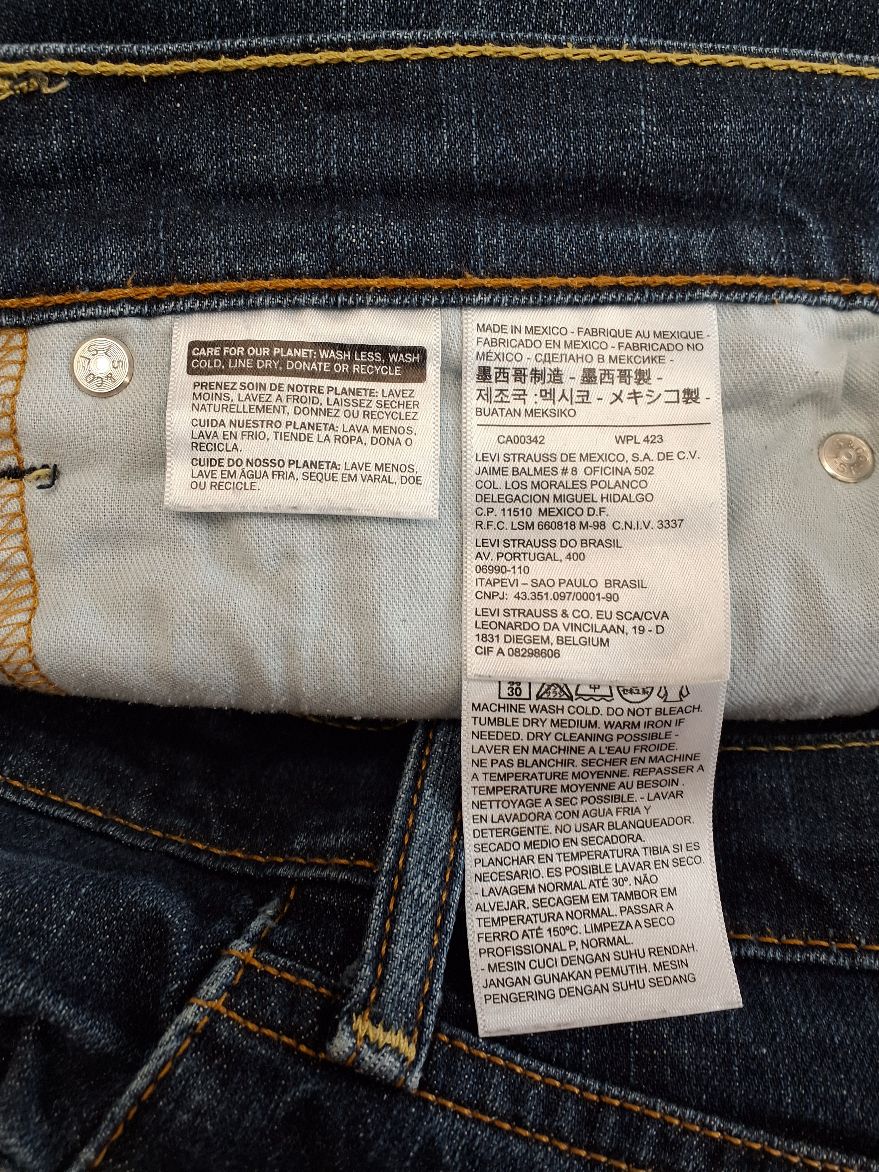 Levis Bukser