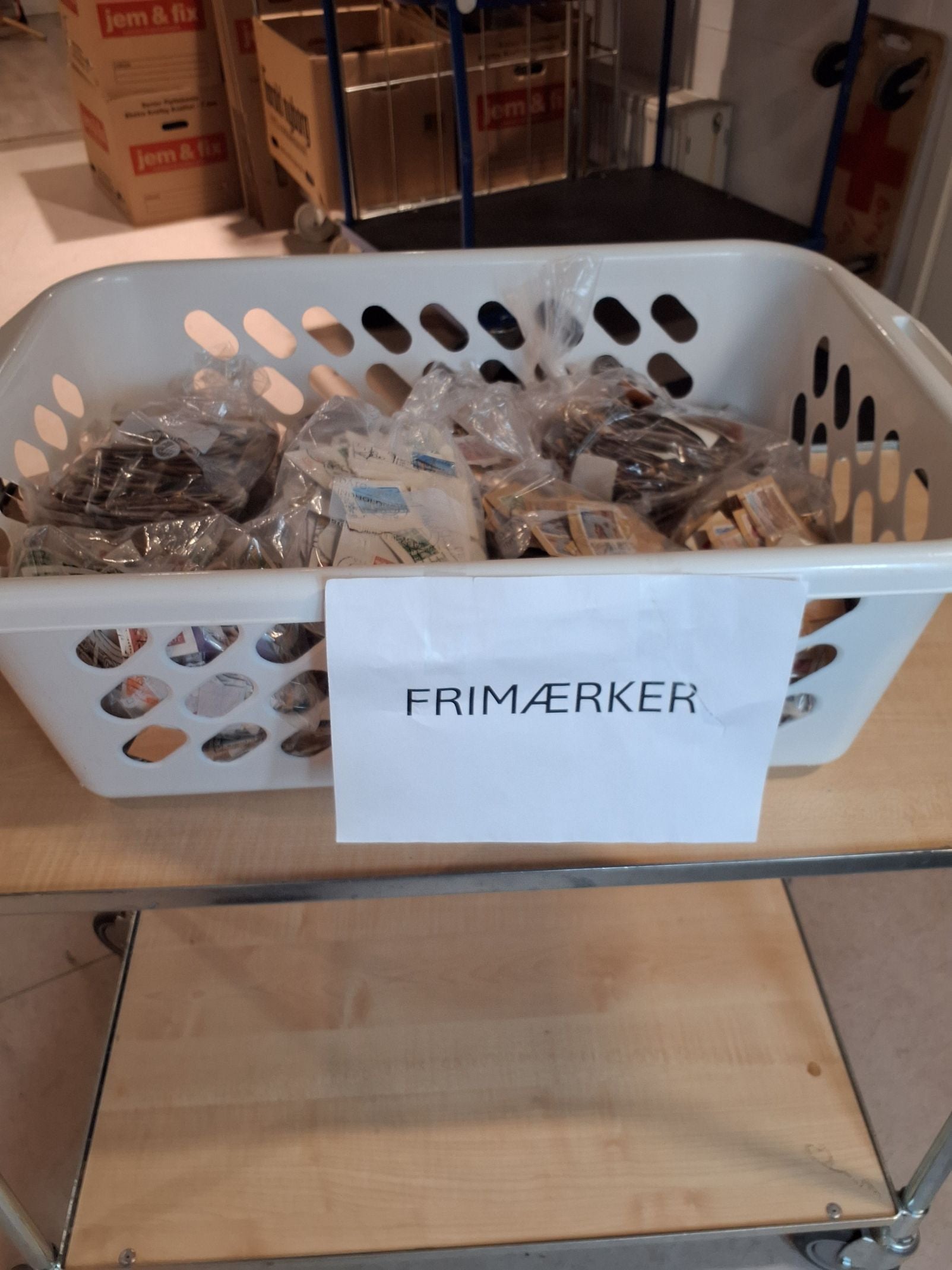 Vasketøjskurv med frimærk
