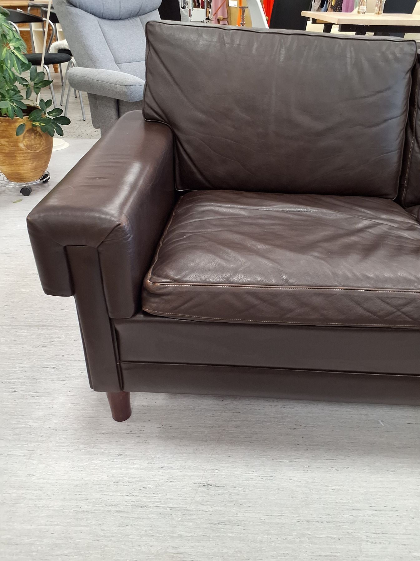 Lille brun lædersofa