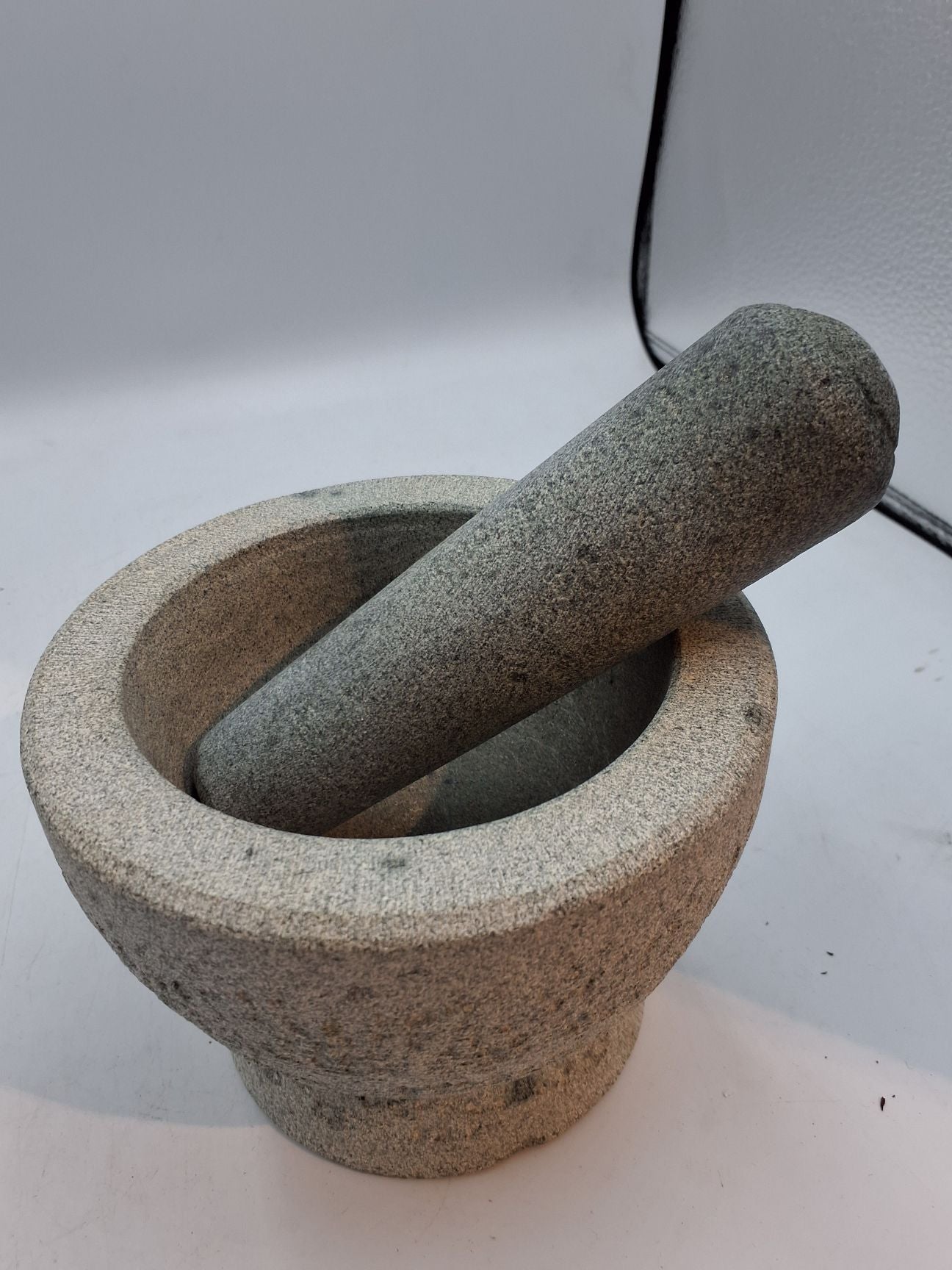 Morter i grå granit