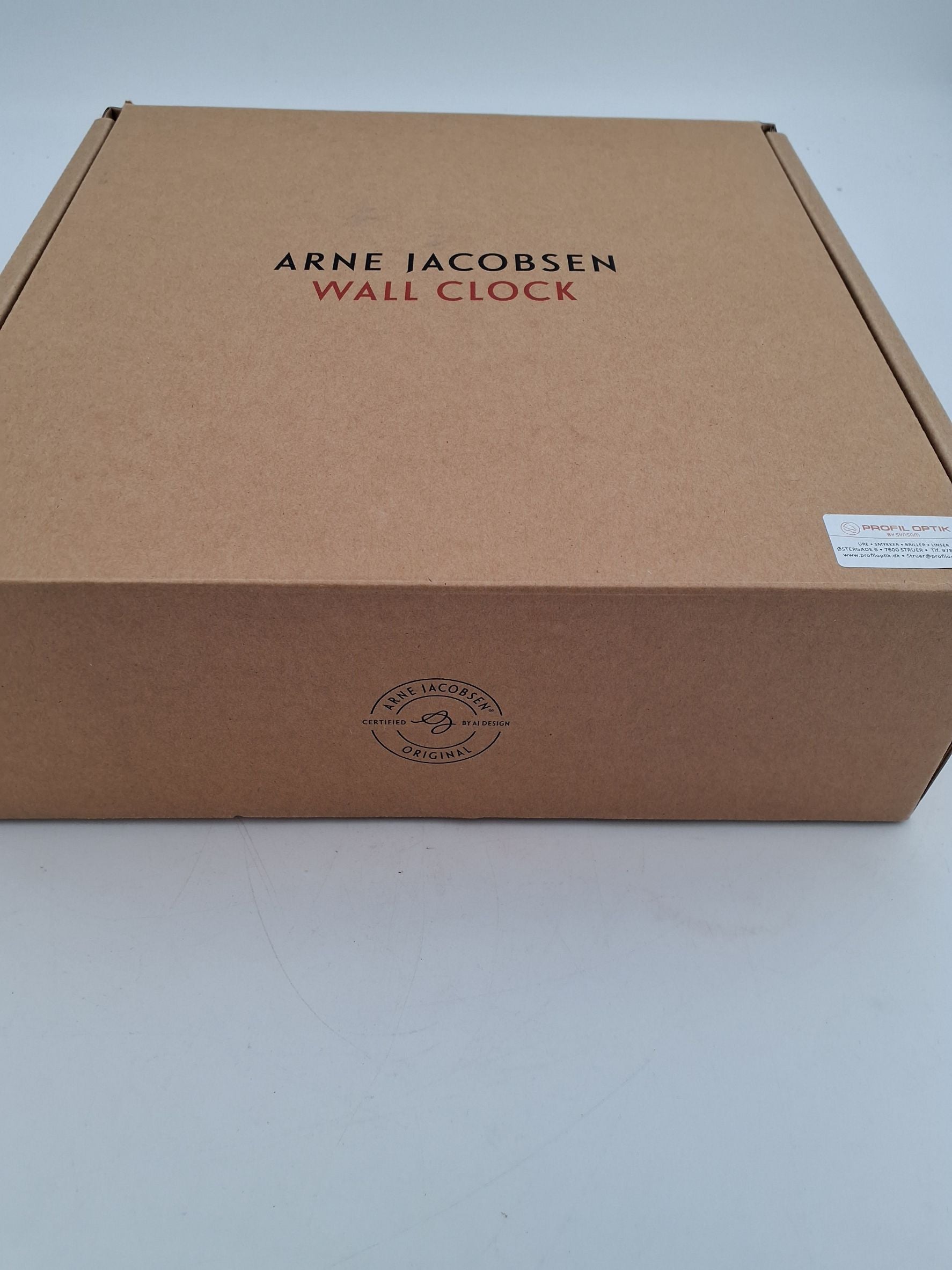 Vægur Arne Jacobsen, model Roman