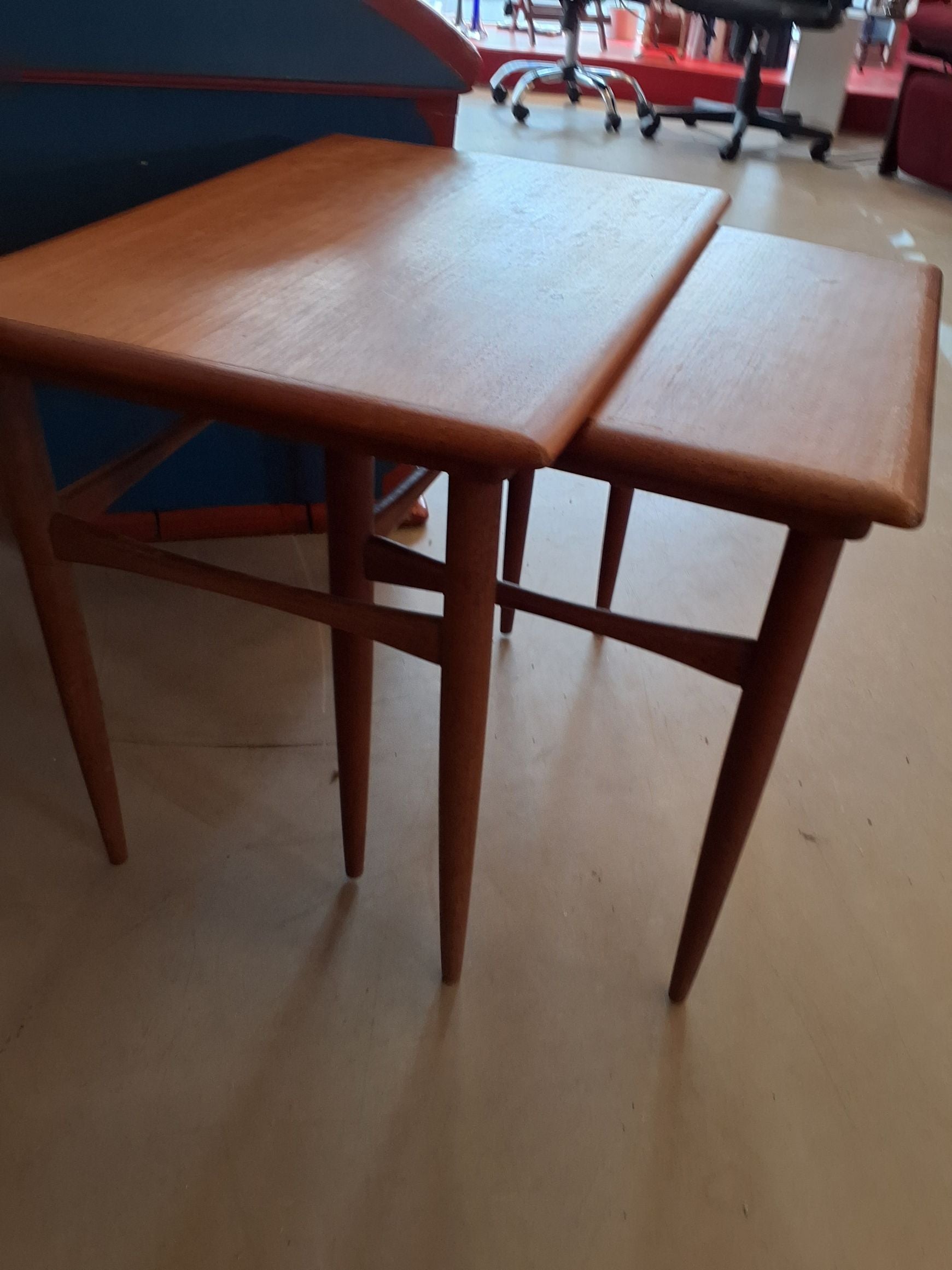 2 teak indskudsborde