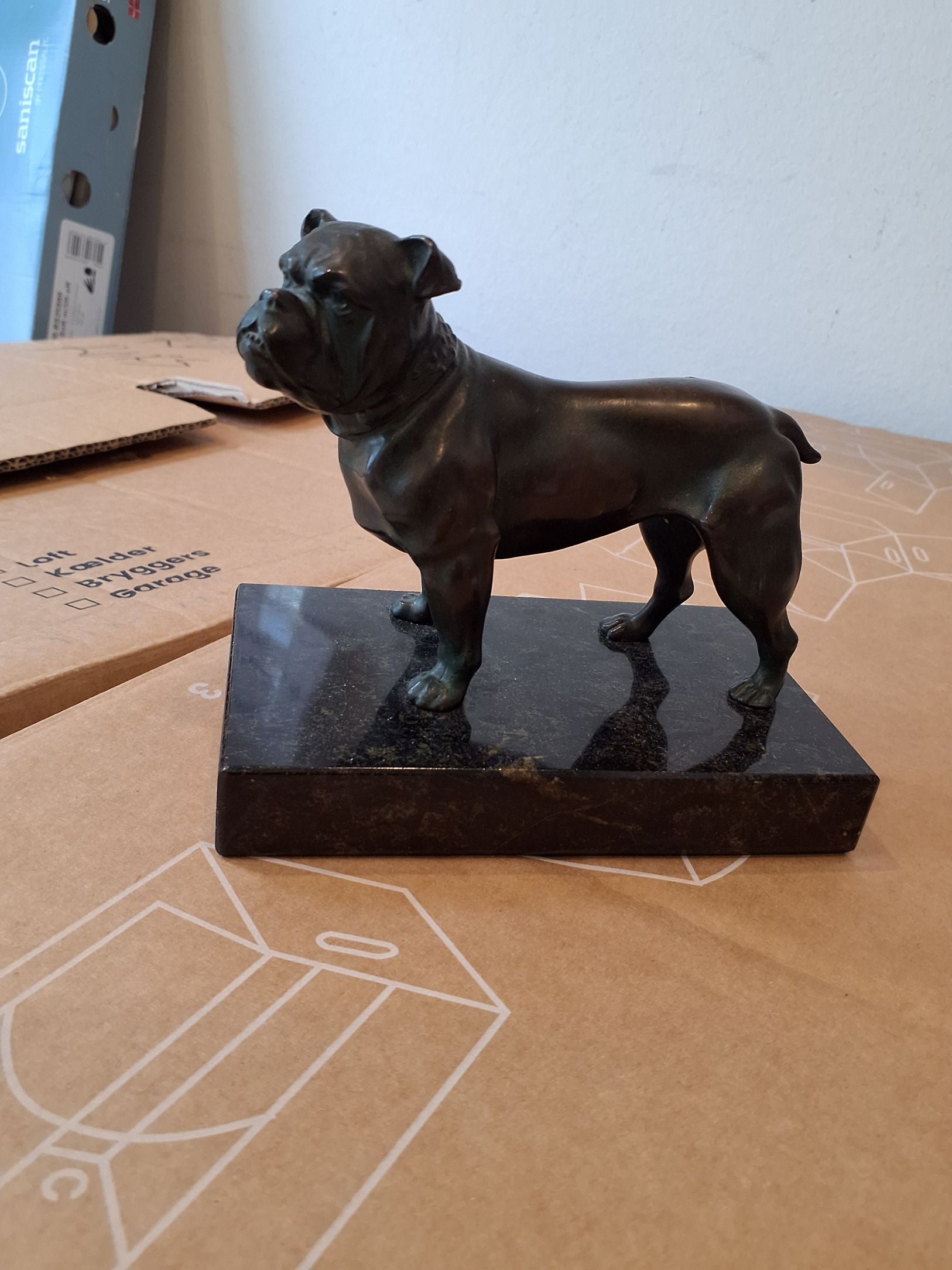 Bronze Bulldog på marmor