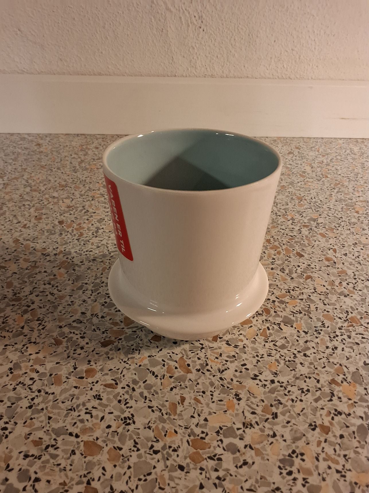 Hvid kop - lyseblå indeni