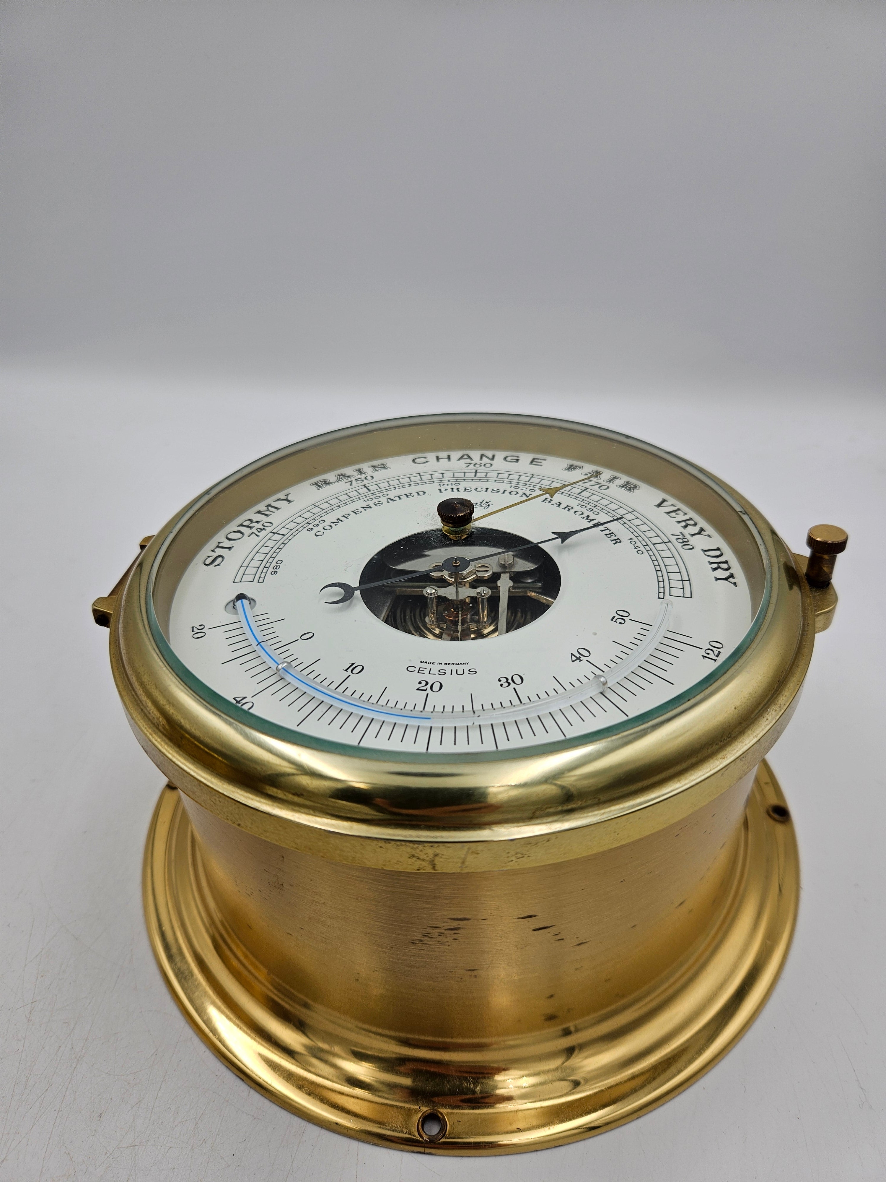 Skibsur og barometer.