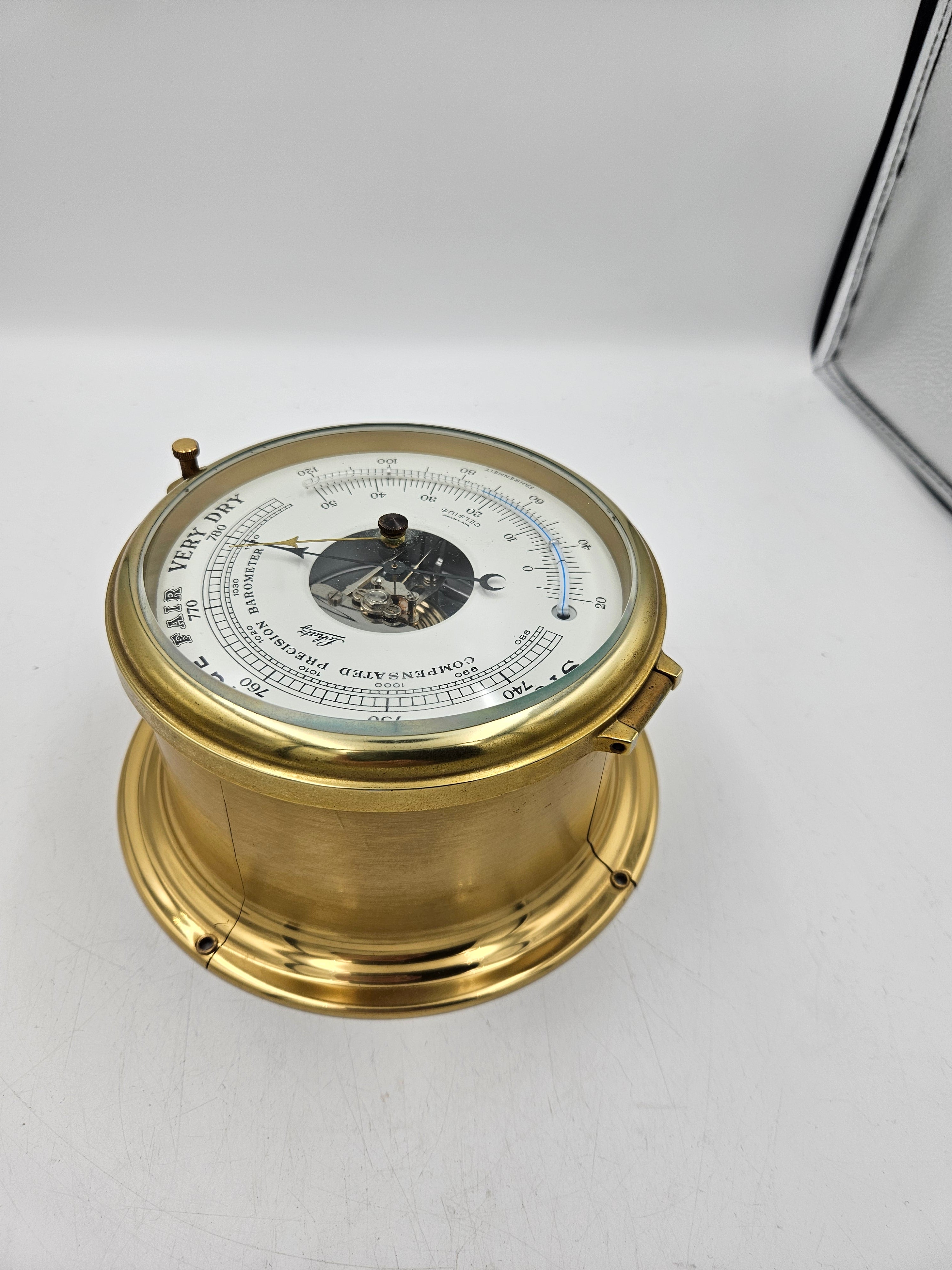 Skibsur og barometer.