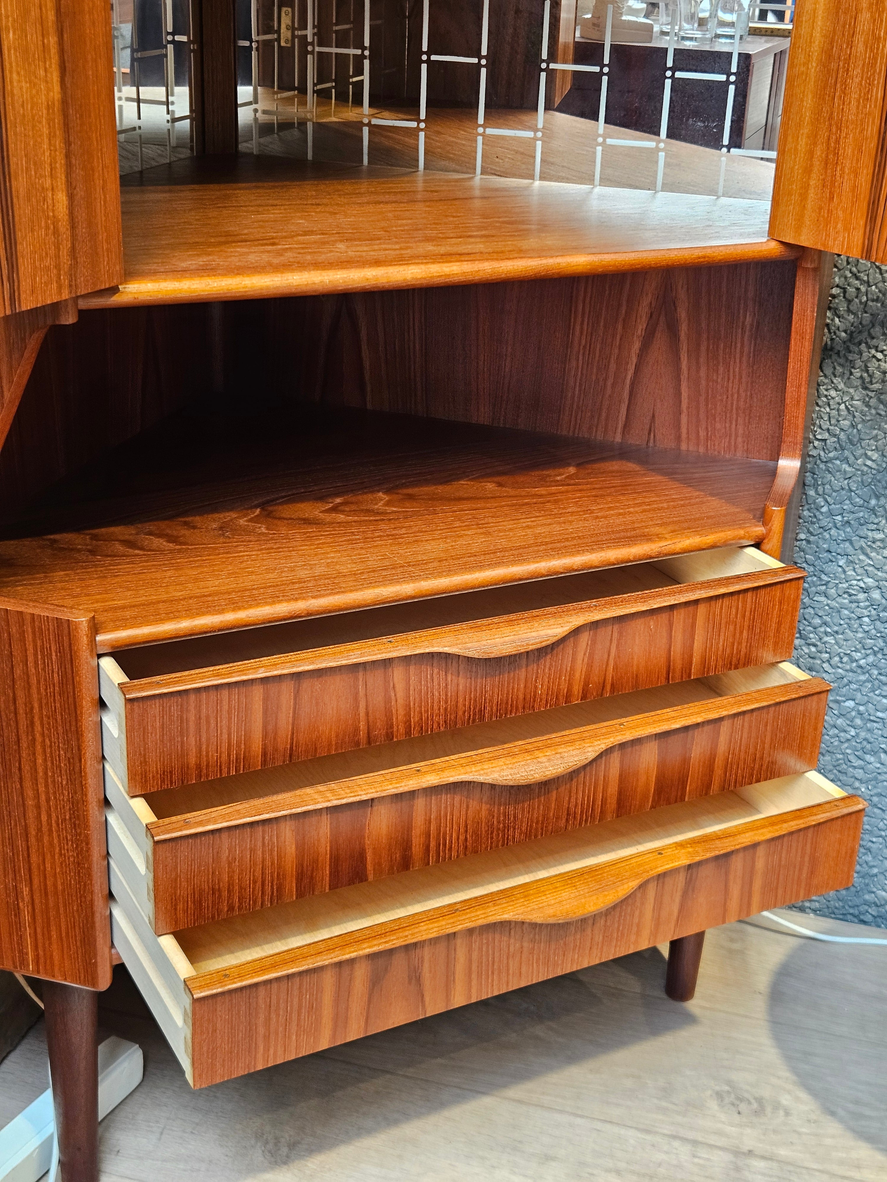 Teak hjørneskab