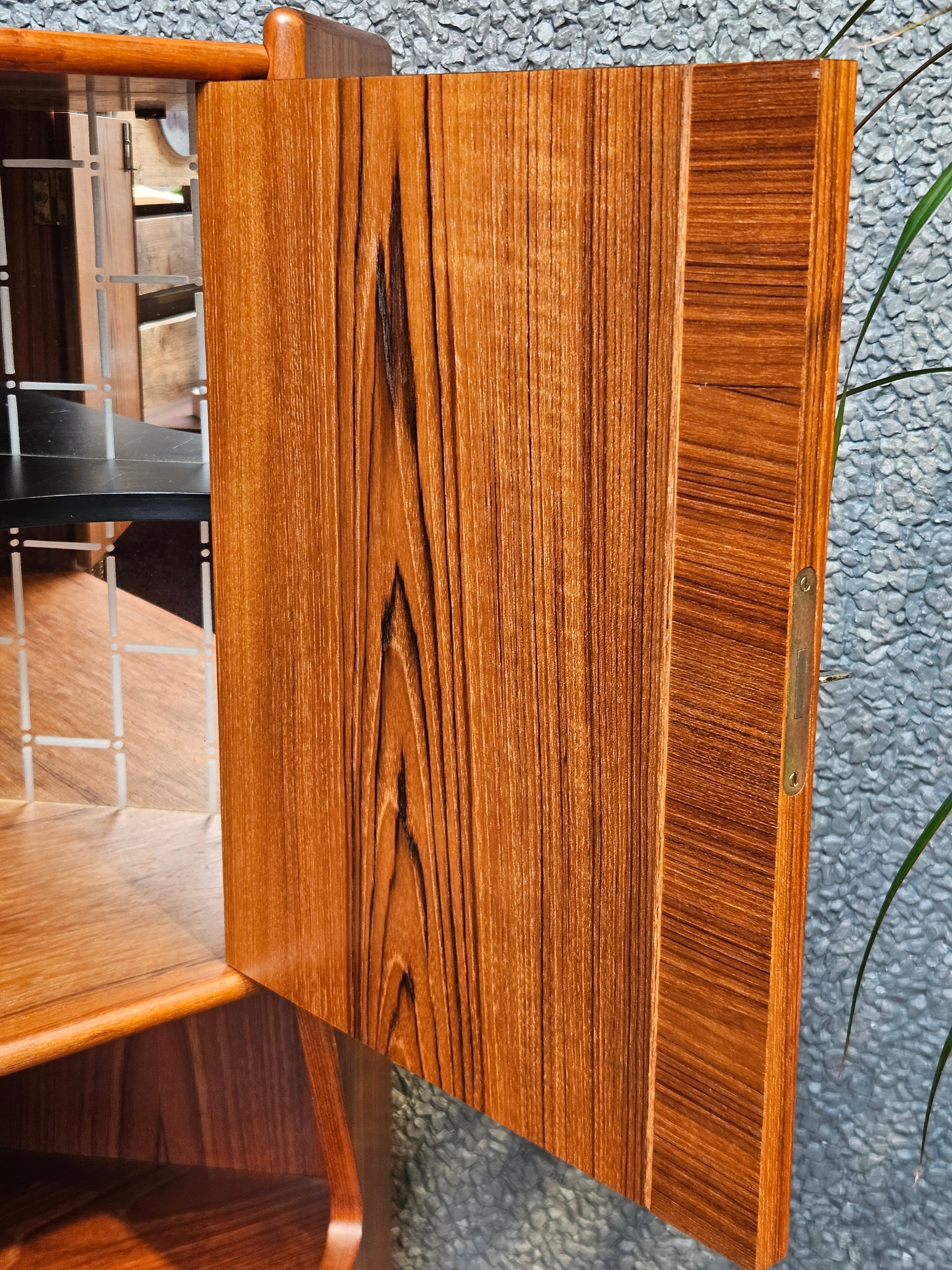 Teak hjørneskab