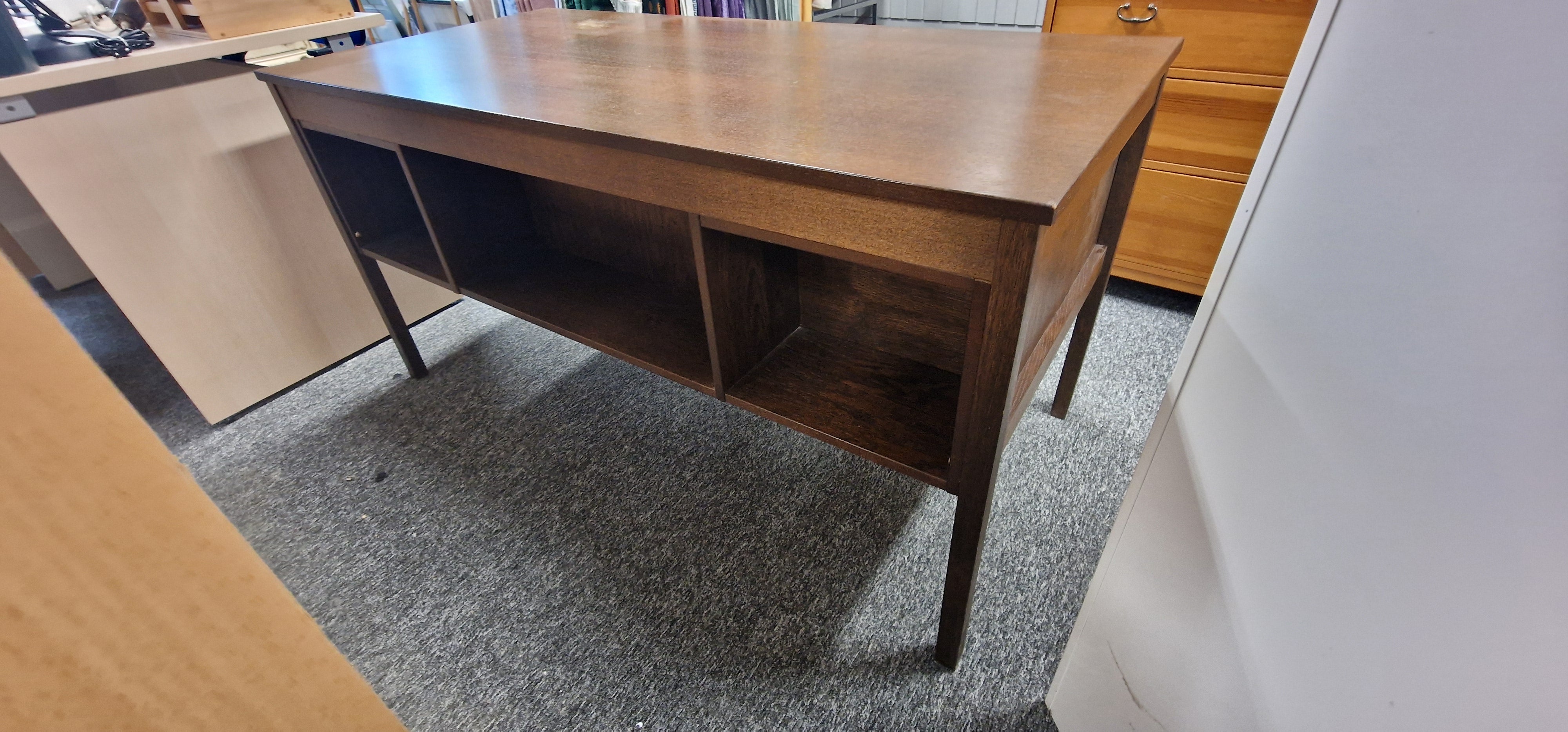 Fritstående skrivebord, Domino Møbler