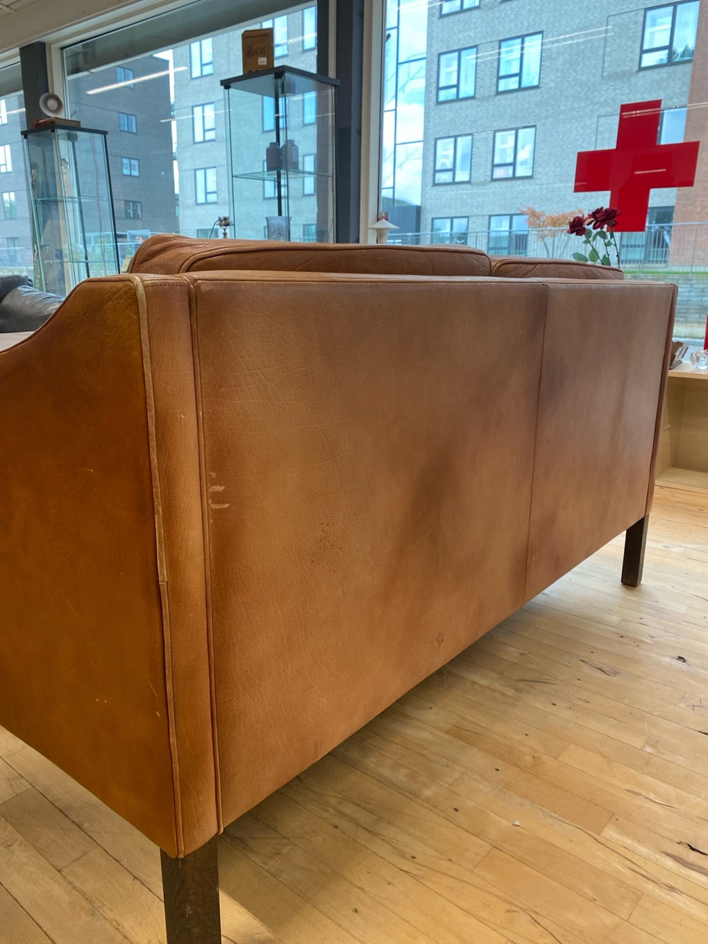 2-personers lædersofa i cognac med flot patina