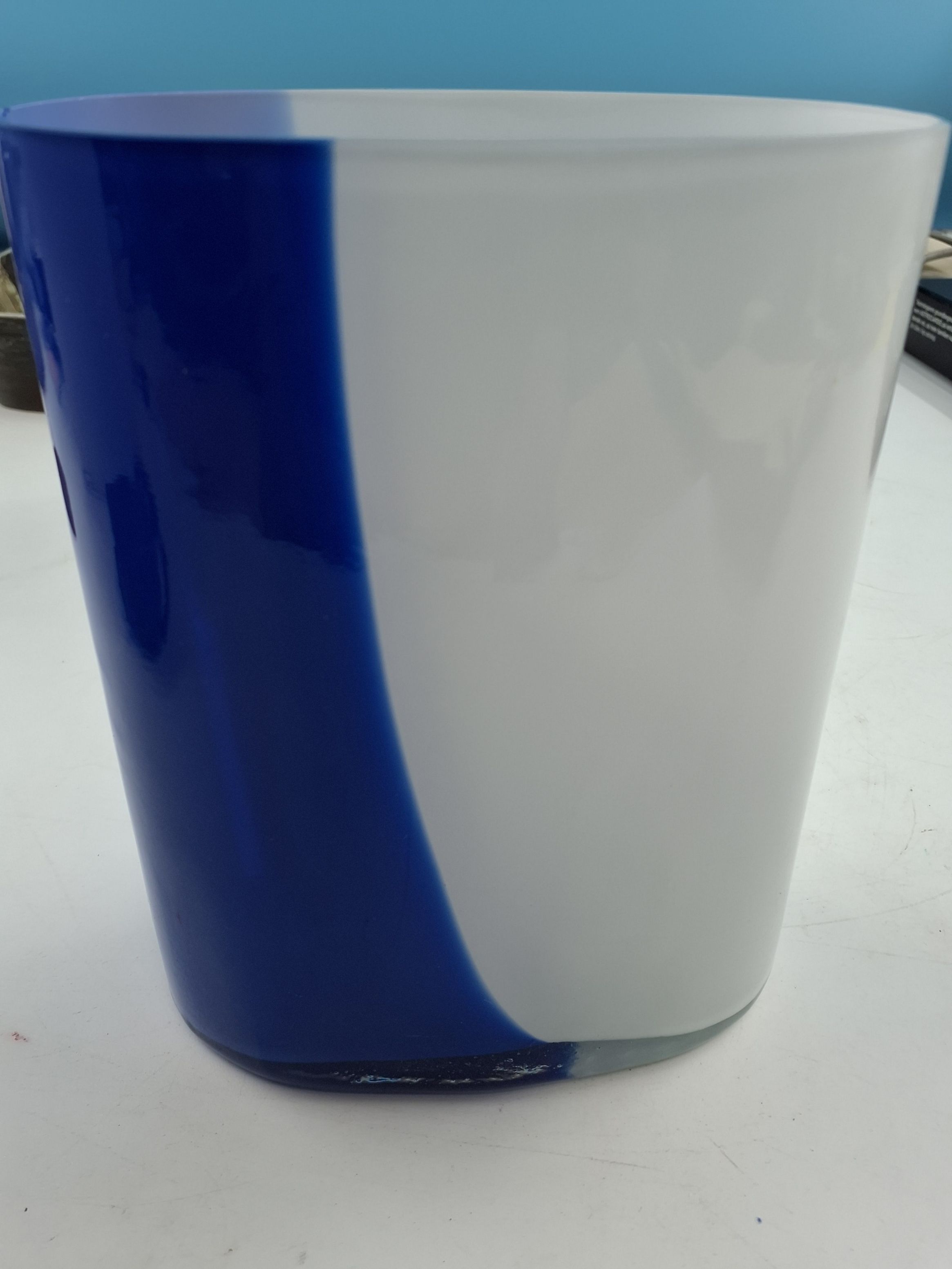 Blå/hvid oval vase