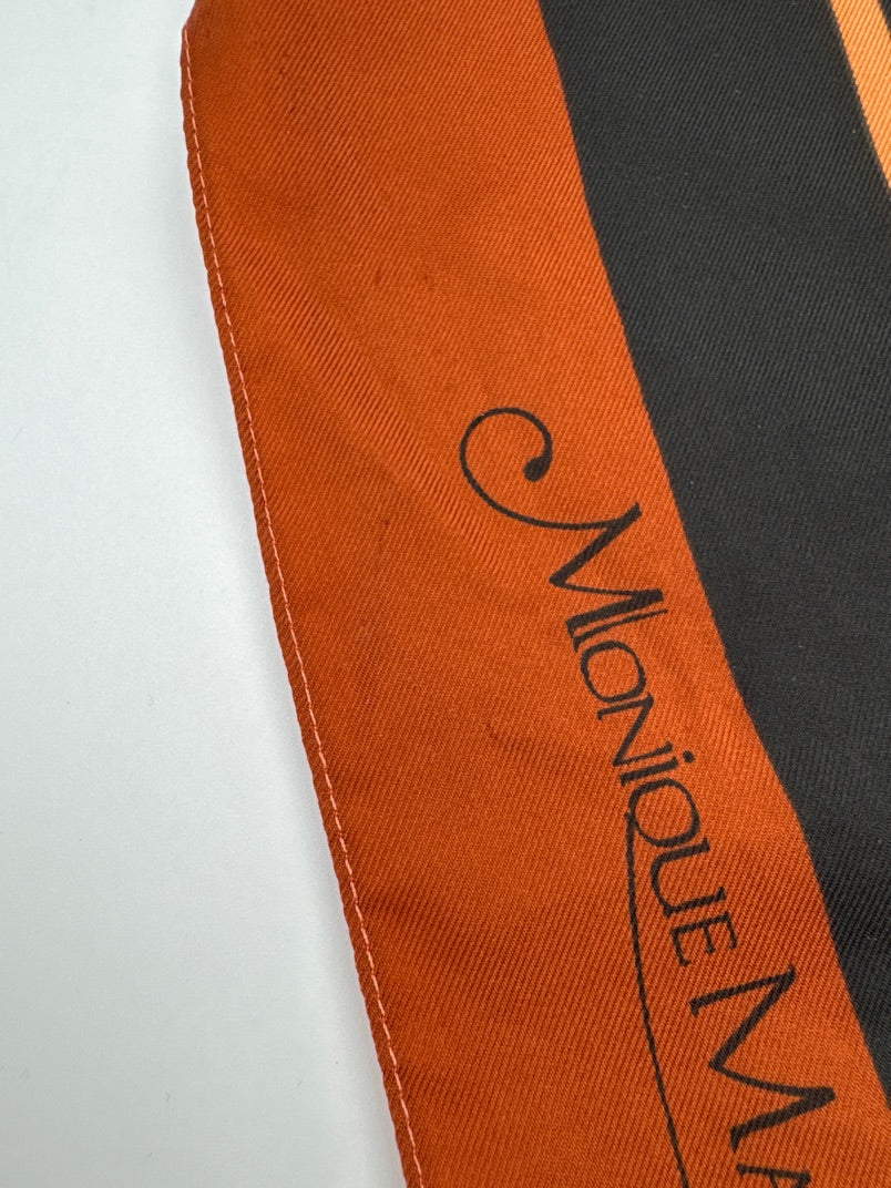 Monique Martin, tørklæde