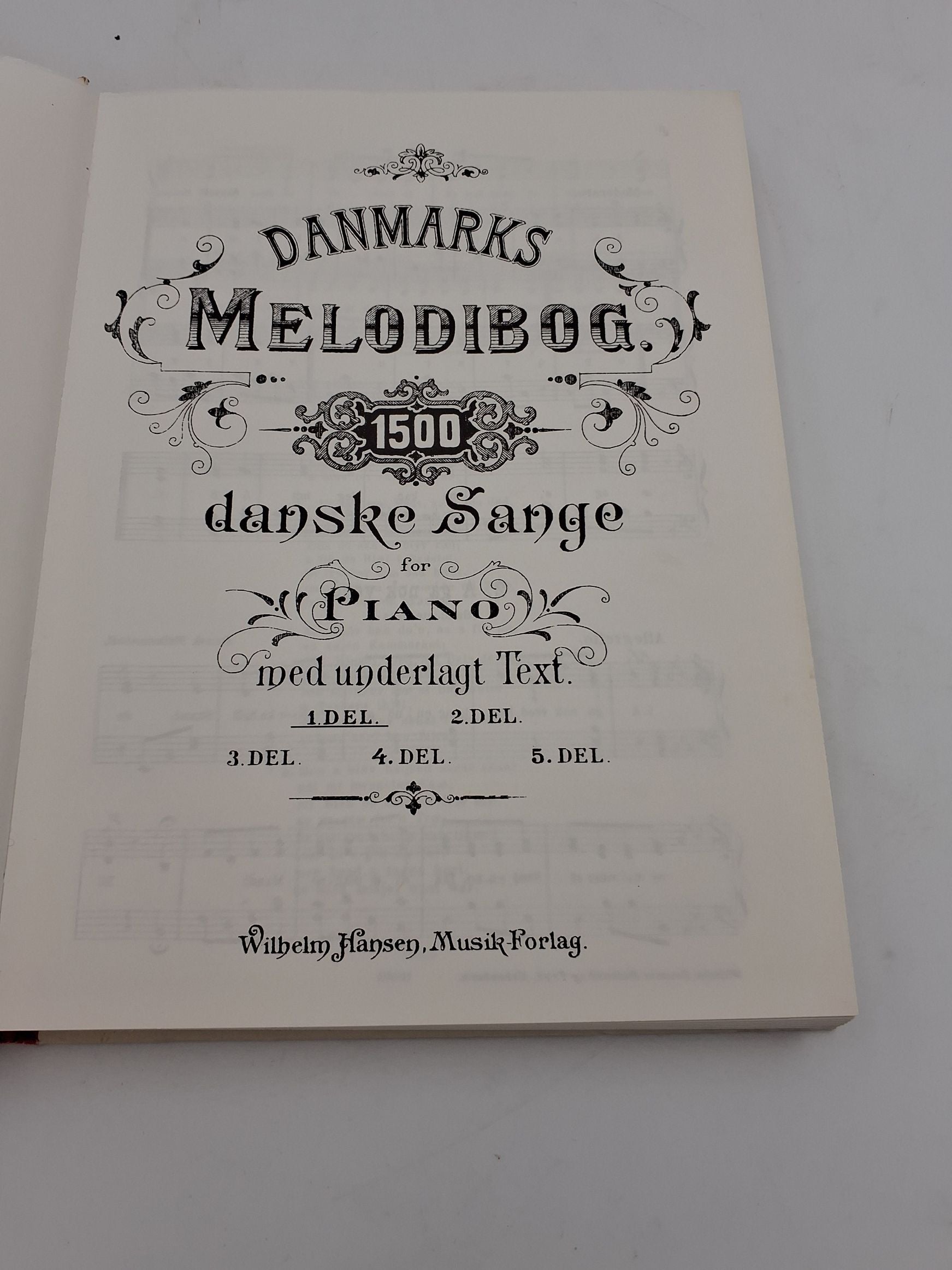 Hansen, Wilhelm: "Danmarks Melodibog 1500 danske sange for piano med underlagt Tekst, 1. del, Musik Forlag, København.