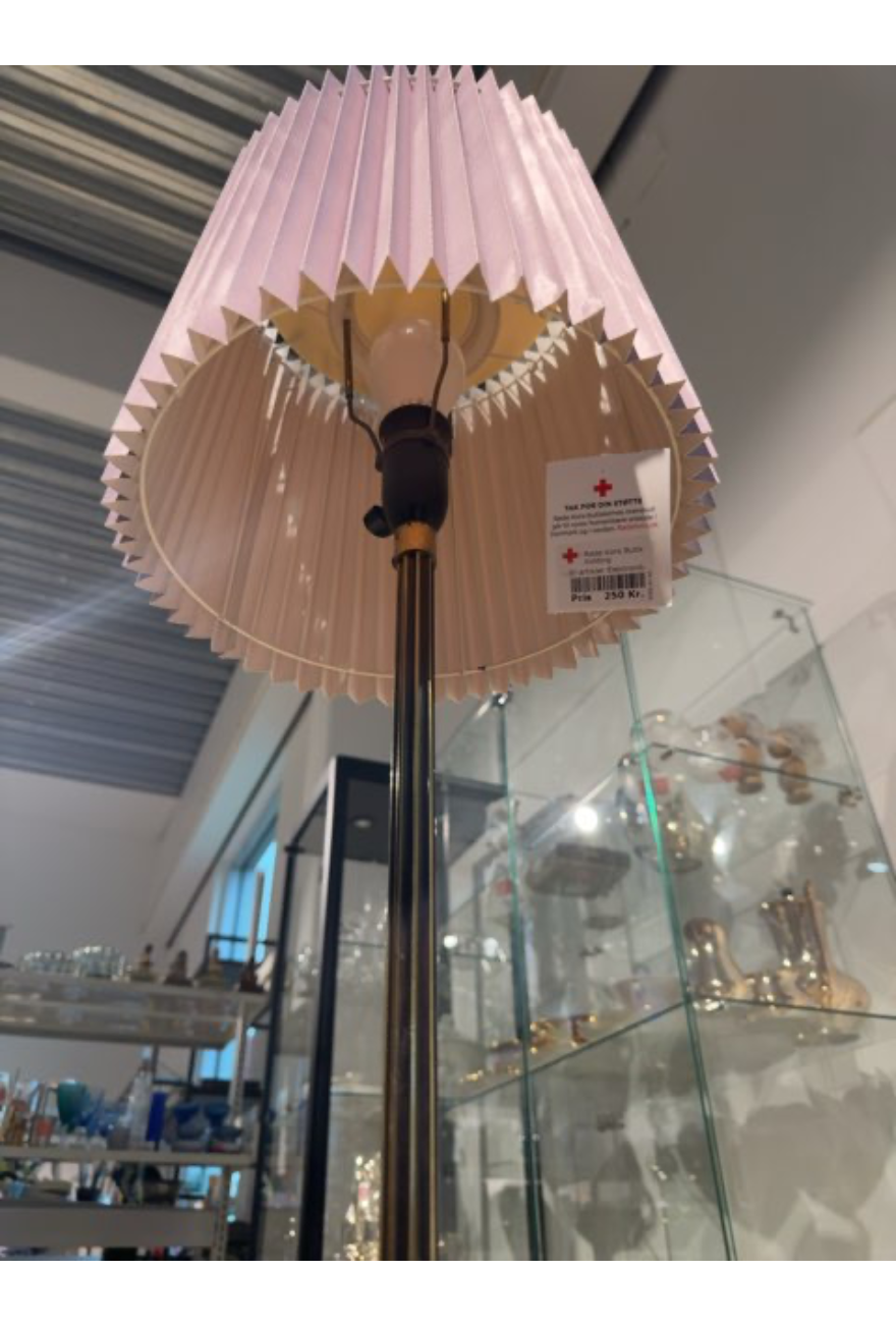 Standerlampe med lilla skærm