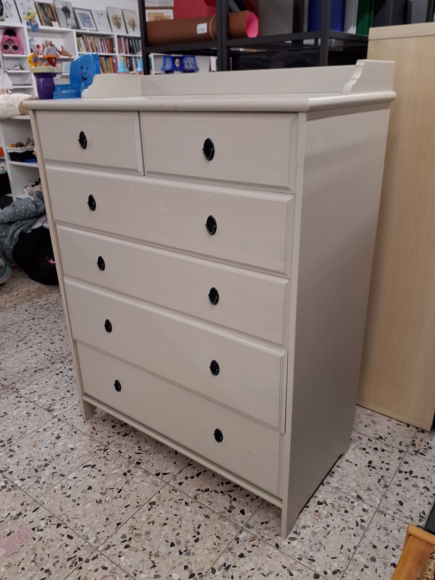 Grå-beige kommode med 6 skuffer