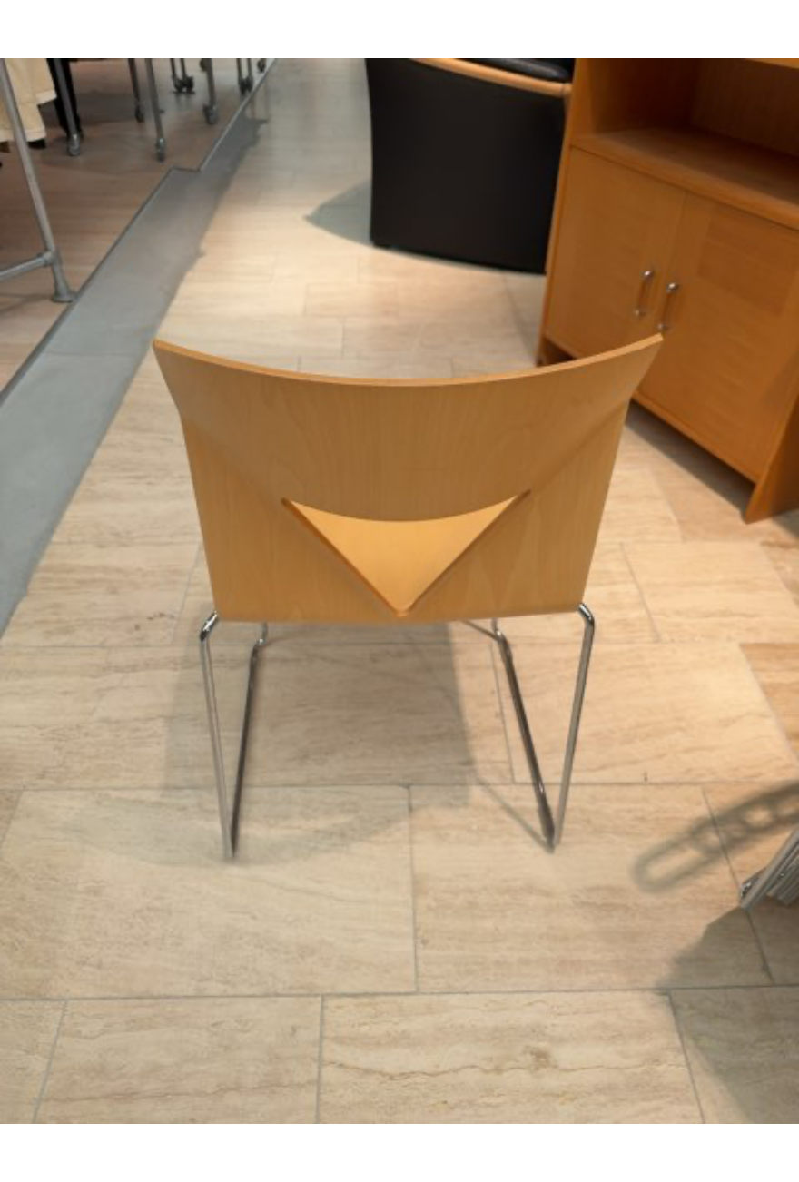 Stol i lyst træ og flot design